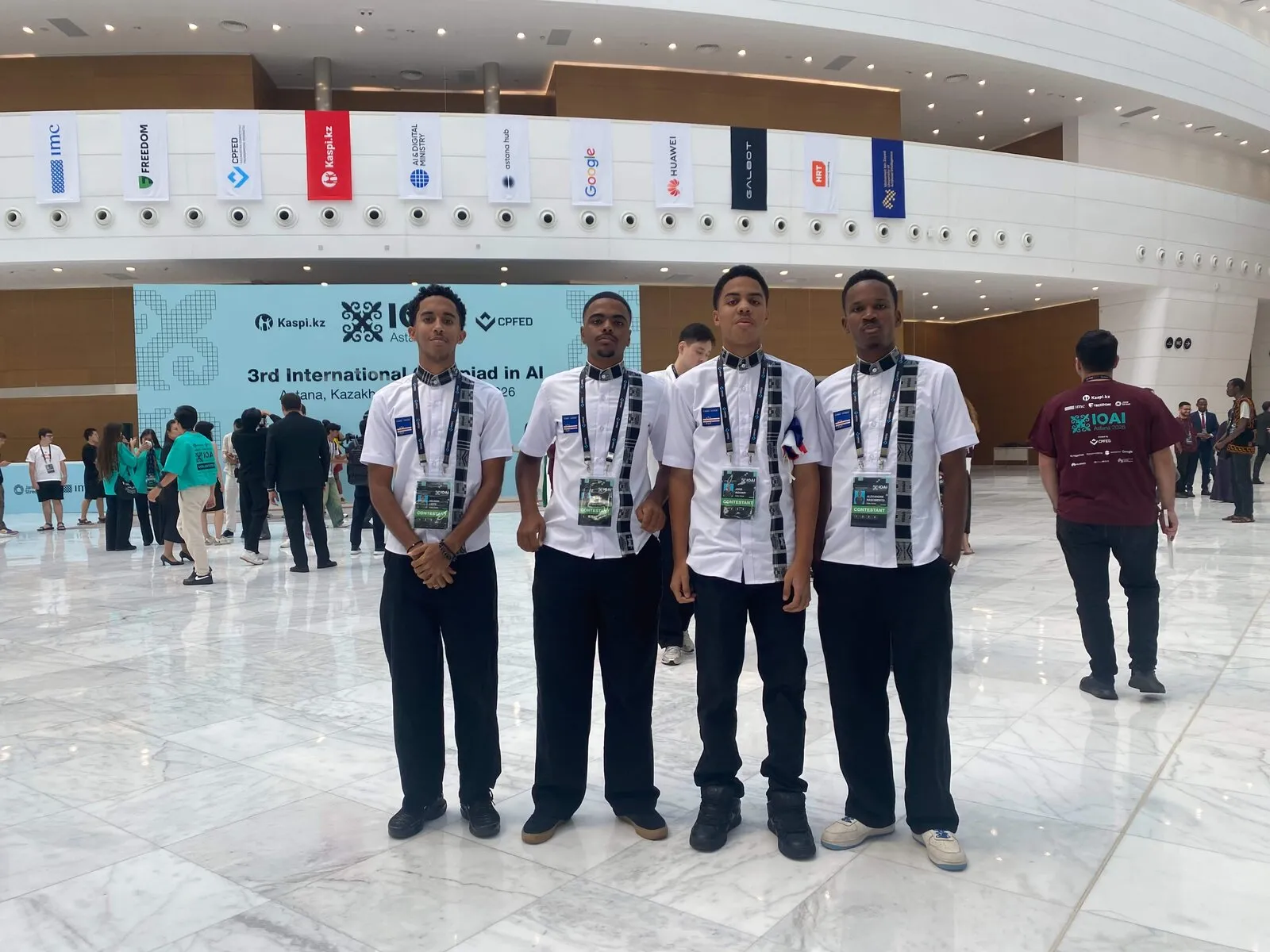 Os quatro estudantes e o Team Leader da delegação cabo-verdiana